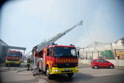 Remseck-Aldingen: Vollbrand einer Firma - Rauchsaeule in mehreren Landkreisen sichtbar